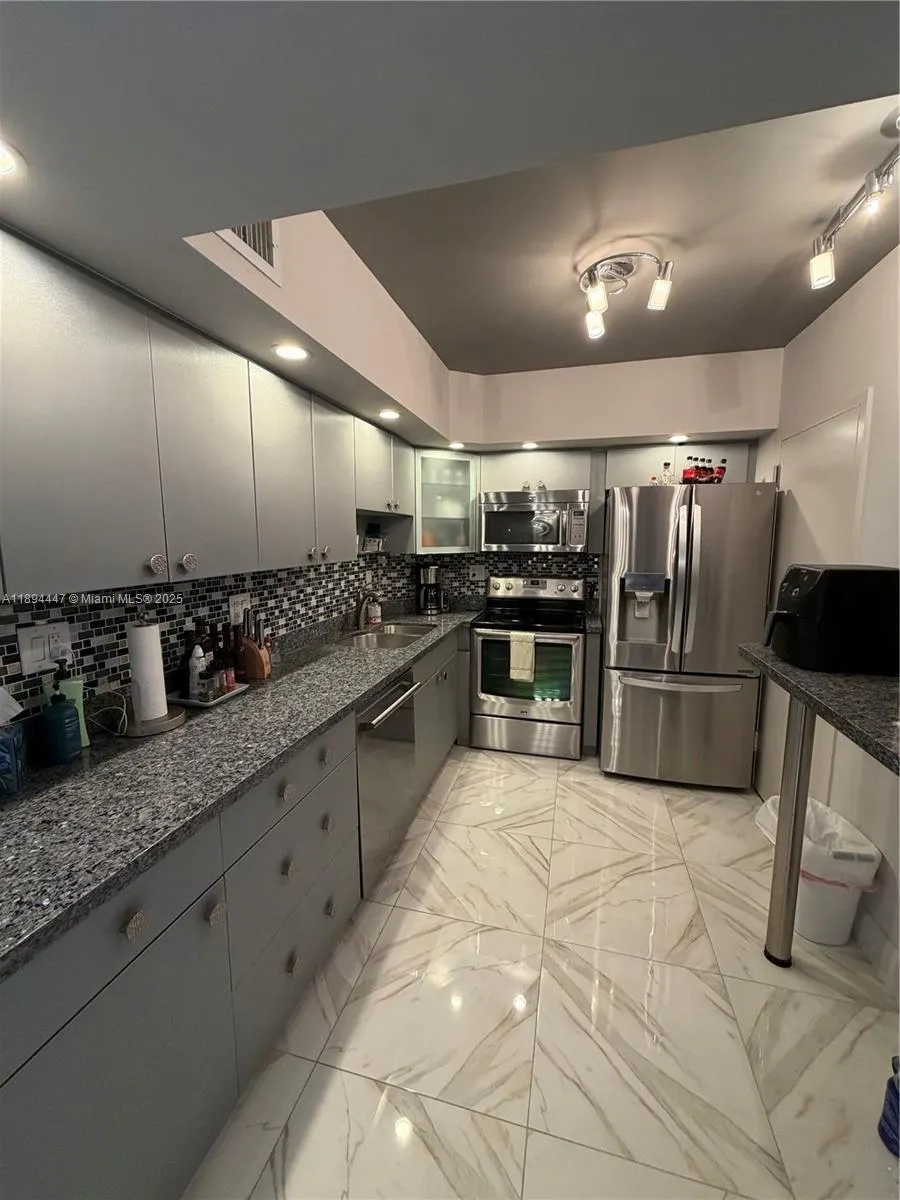 300 Bayview Dr, #2014