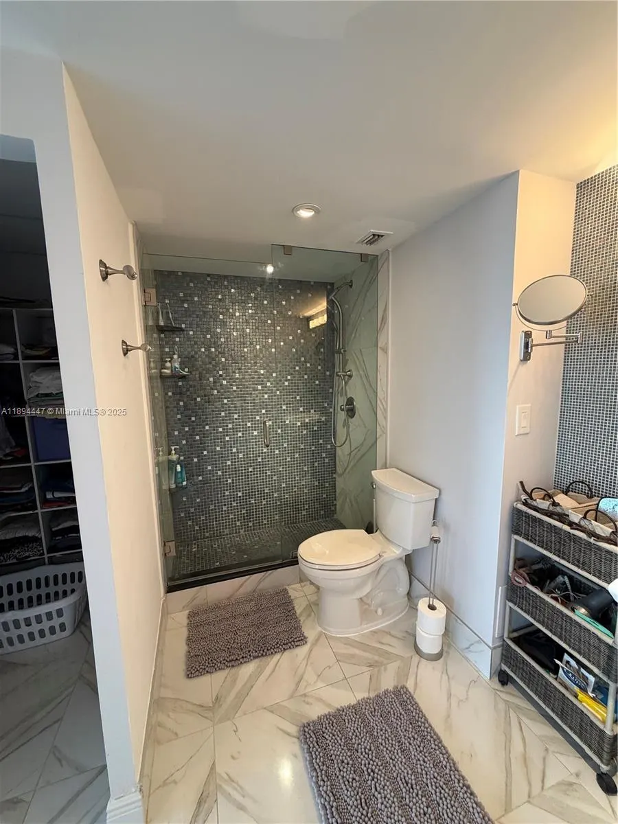 300 Bayview Dr, #2014