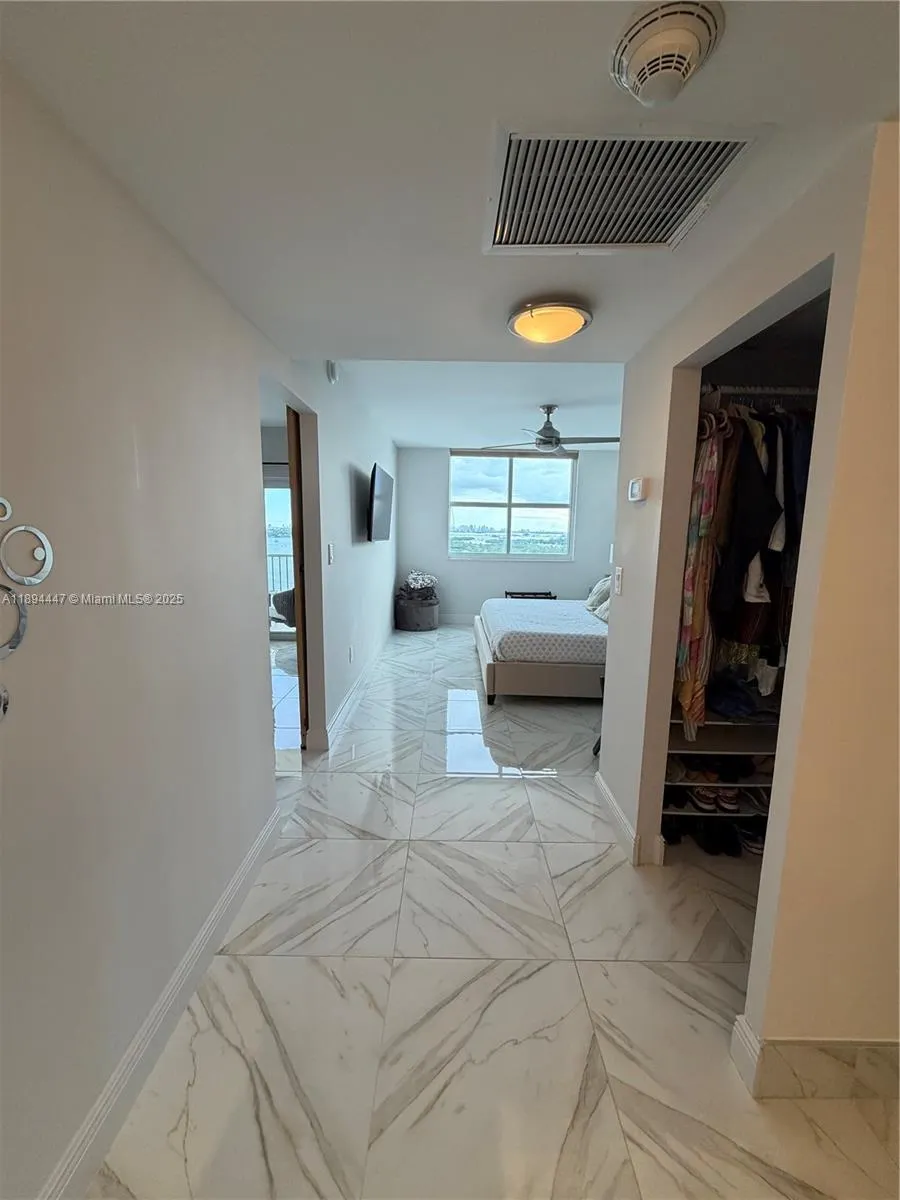 300 Bayview Dr, #2014