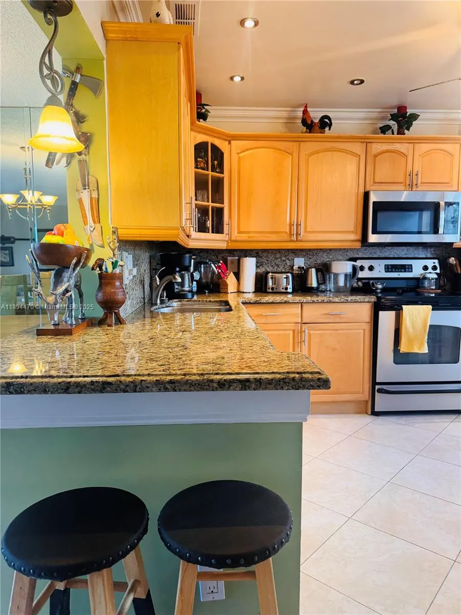 1000 NE 14th Ave, #703