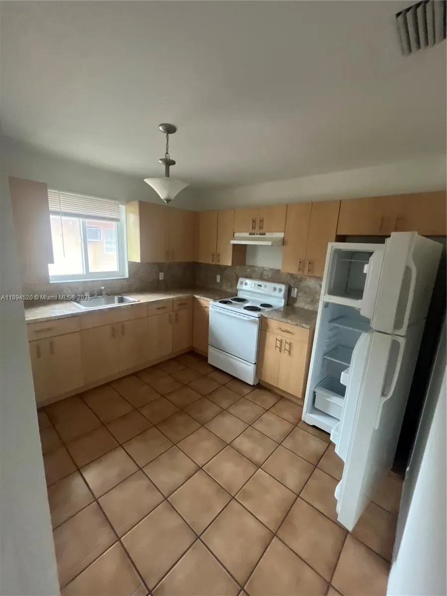 415 E 24th St, #3