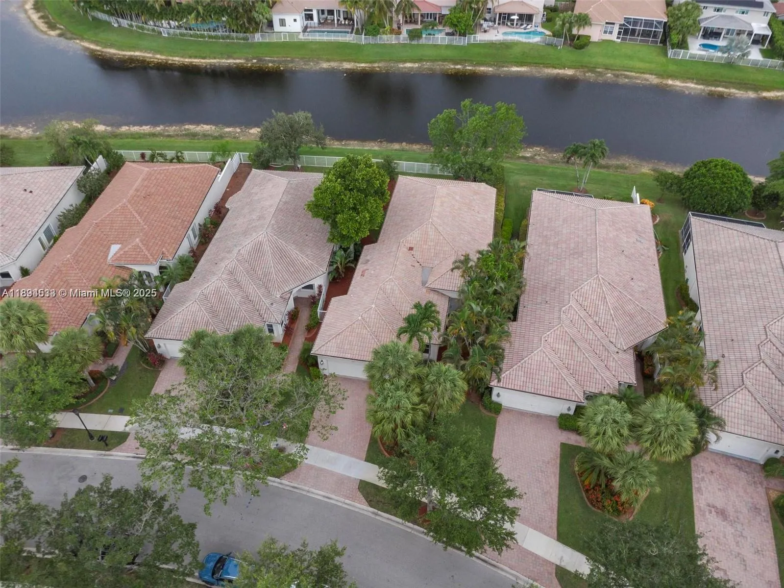 2553 Bay Pointe Dr