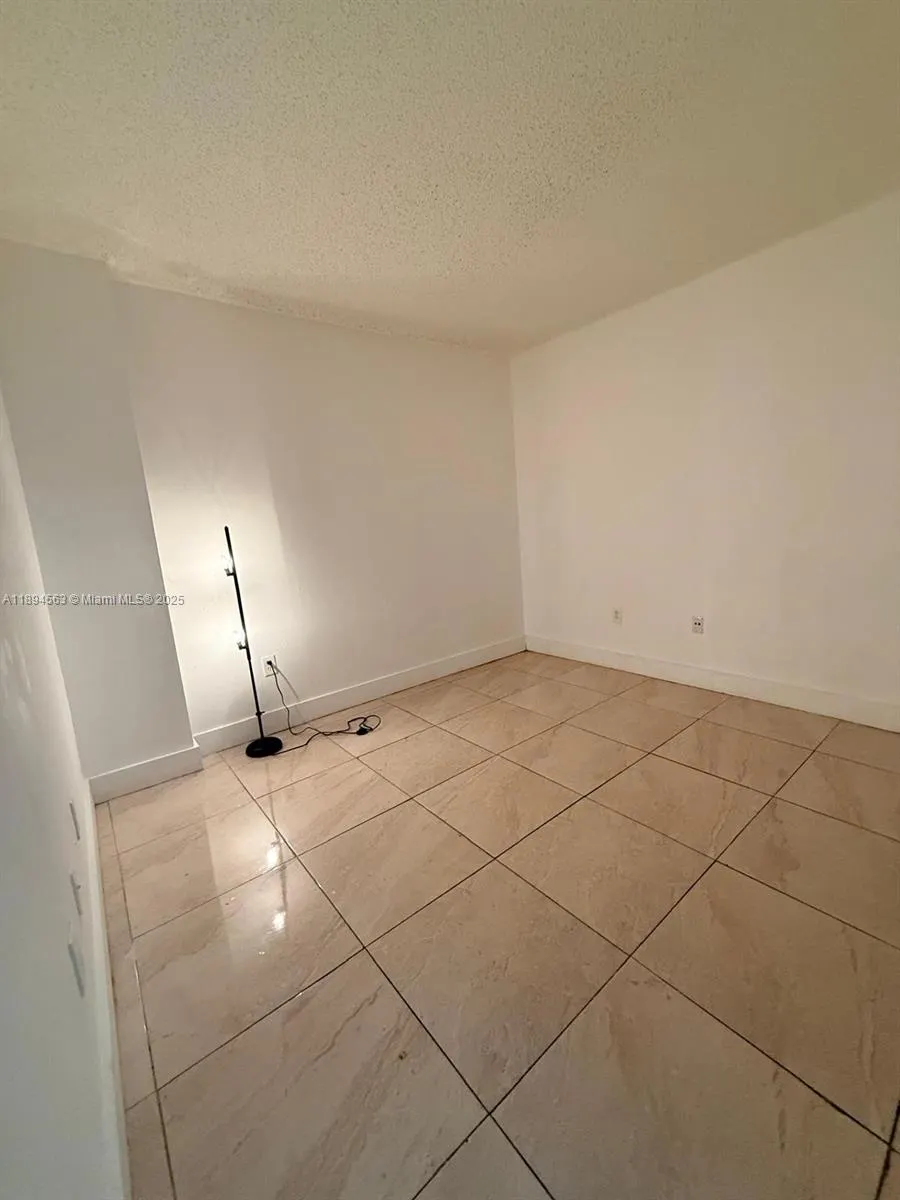 5091 NW 7th St, #1009