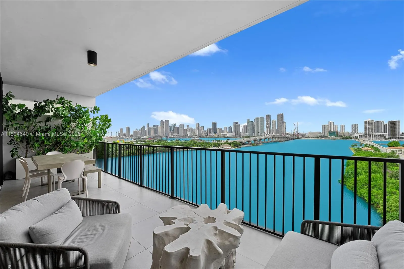 1000 Venetian Way, #1006