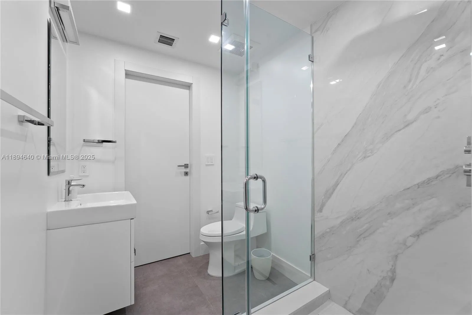 1000 Venetian Way, #1006