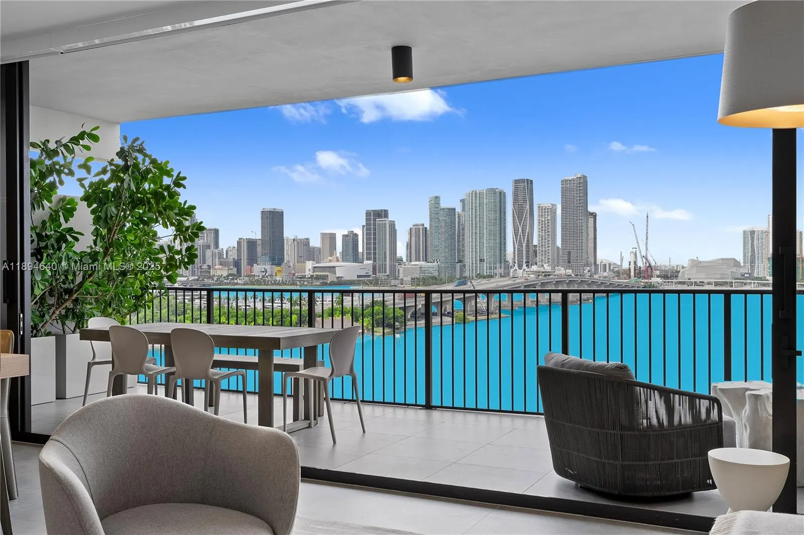 1000 Venetian Way, #1006