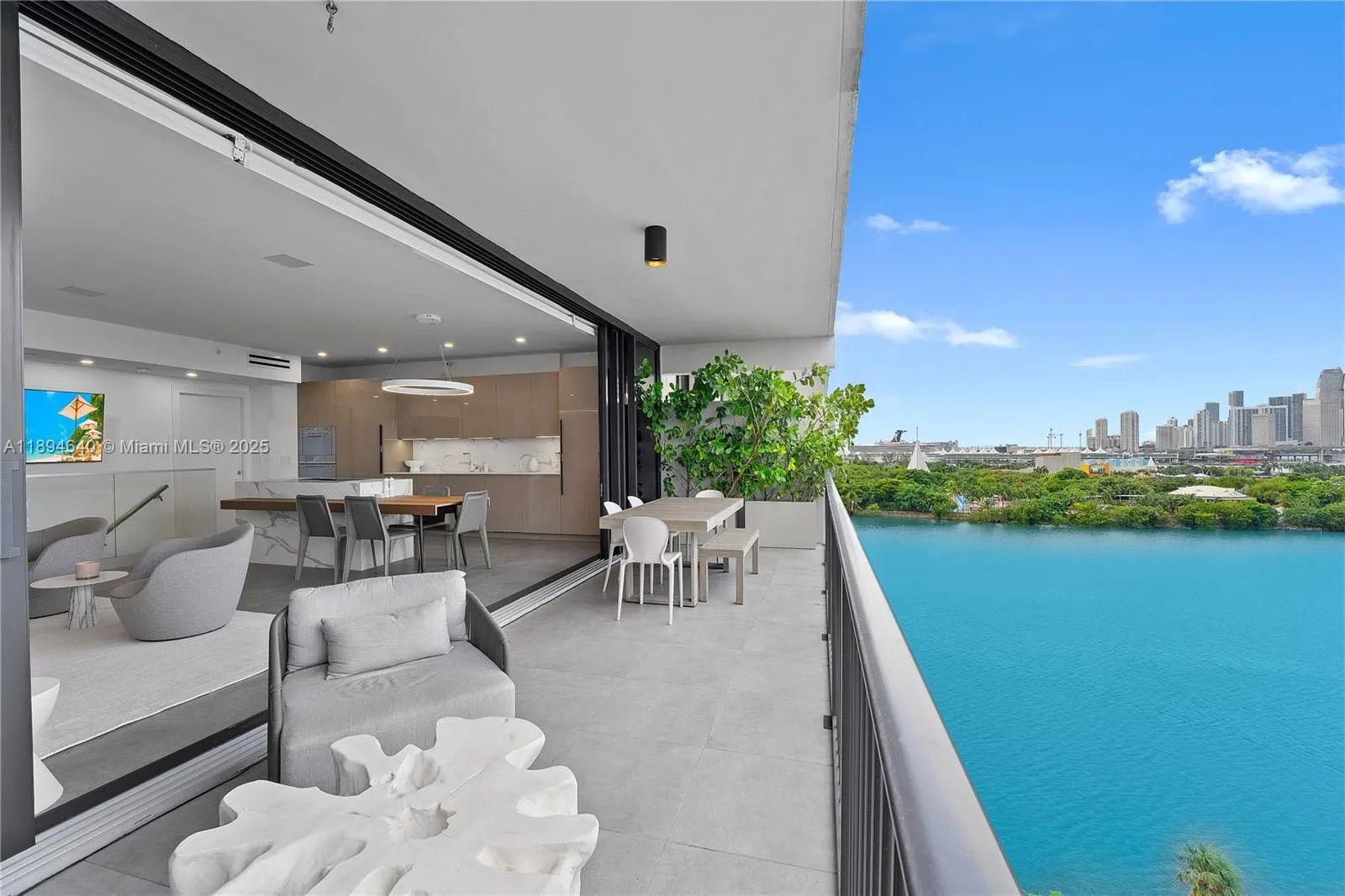 1000 Venetian Way, #1006