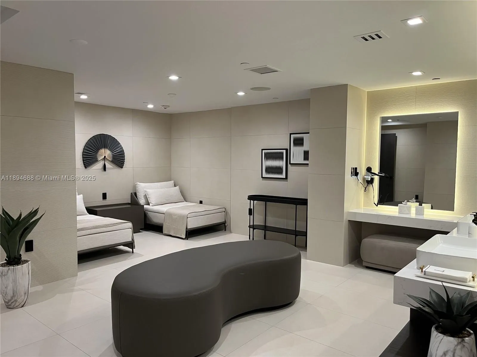 15901 Collins Ave, #705