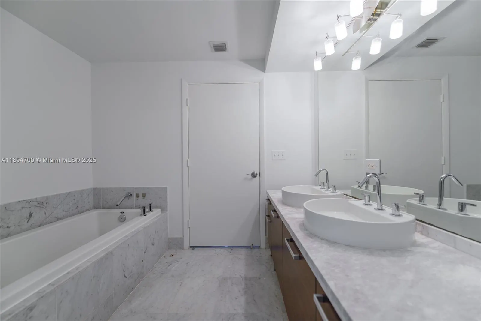 253 NE 2nd St, #3902