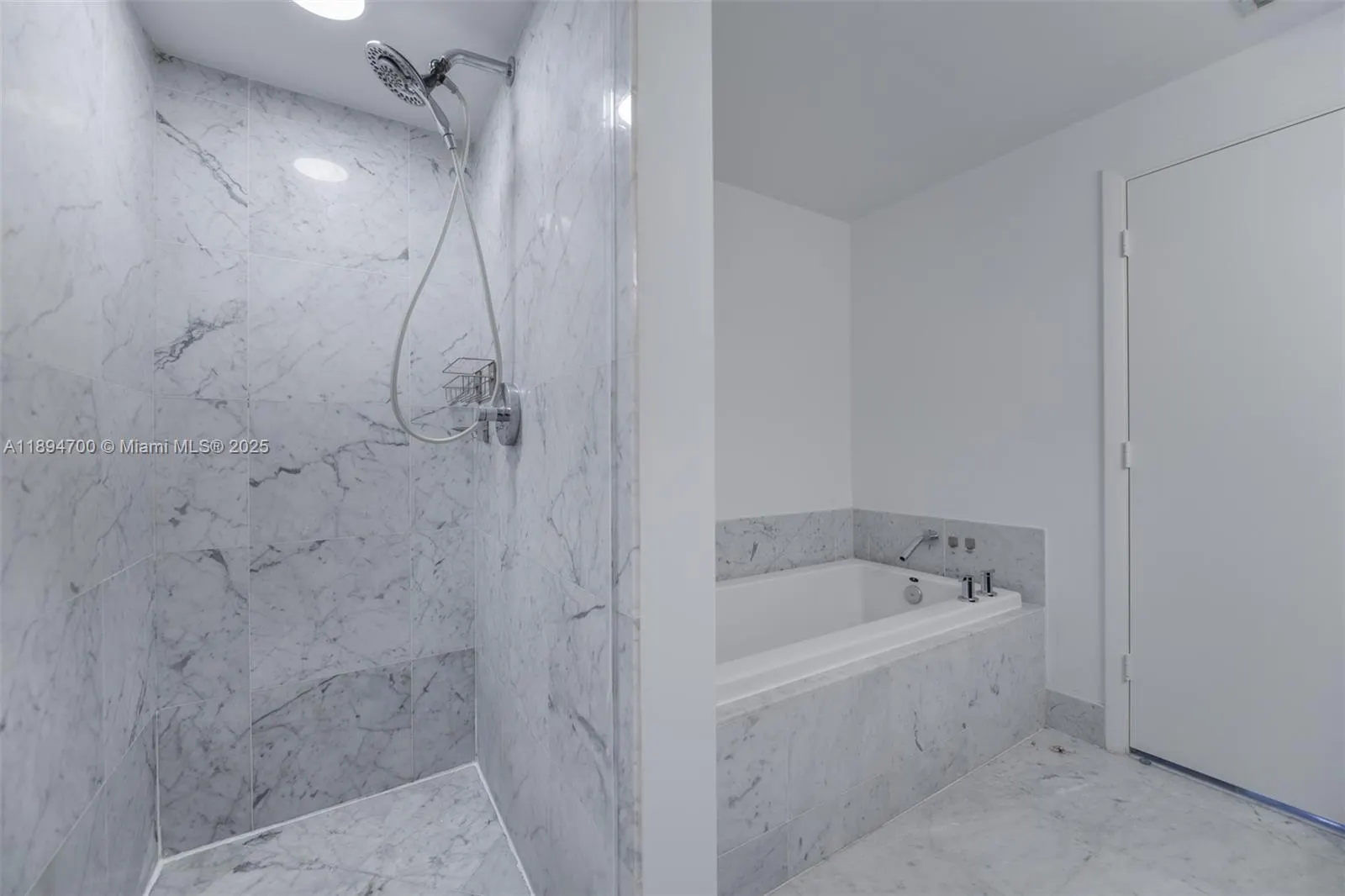 253 NE 2nd St, #3902