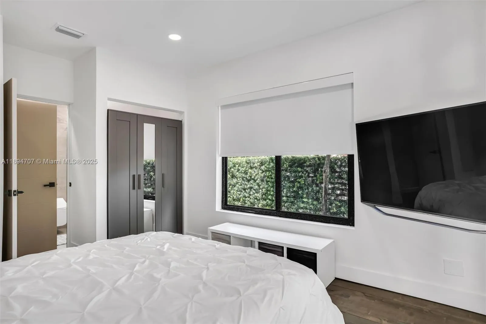 2484 SW 25 ST