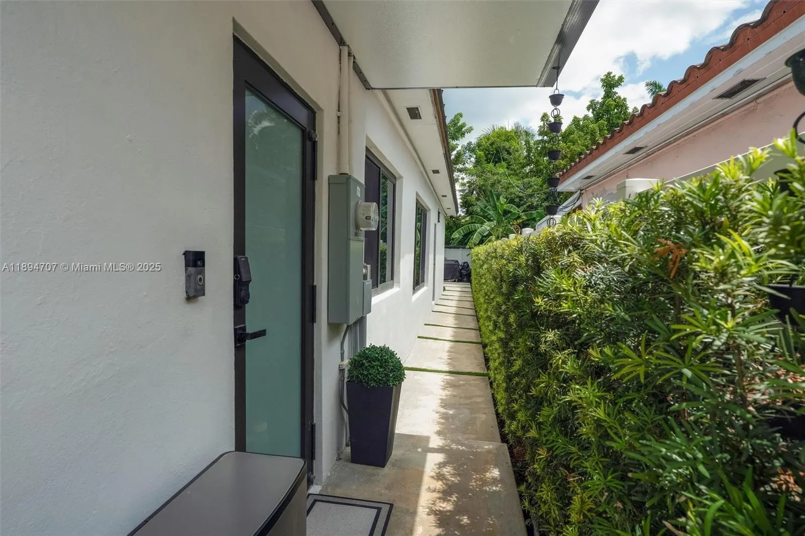 2484 SW 25 ST