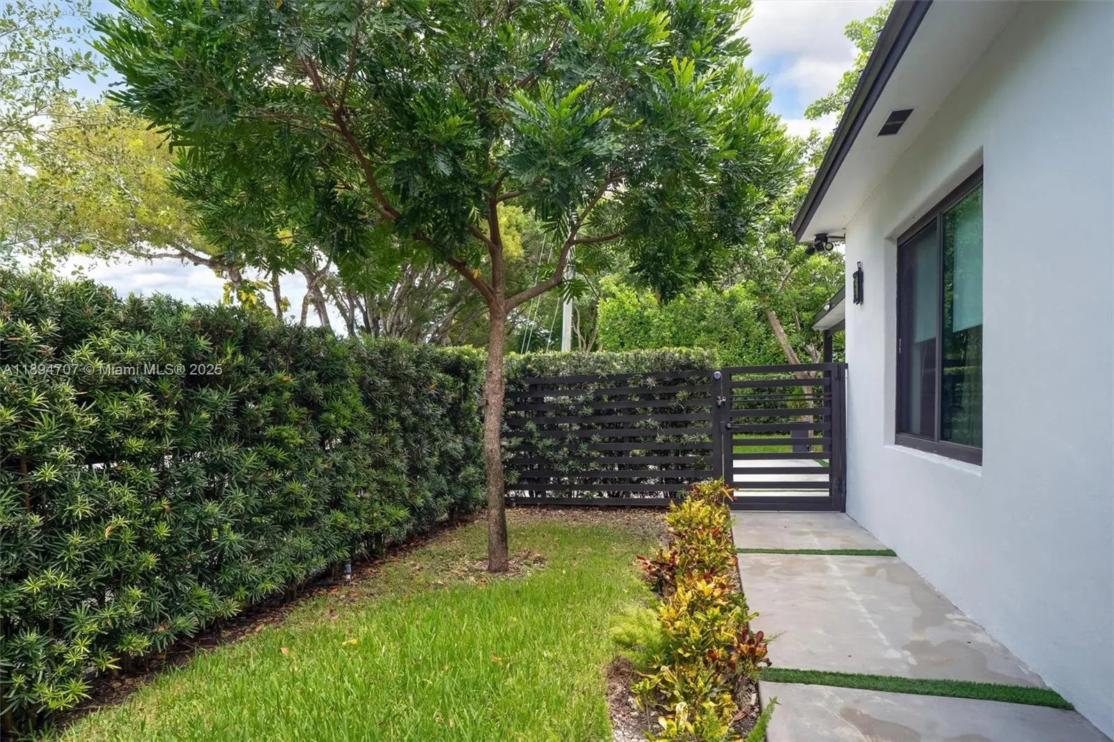 2484 SW 25 ST