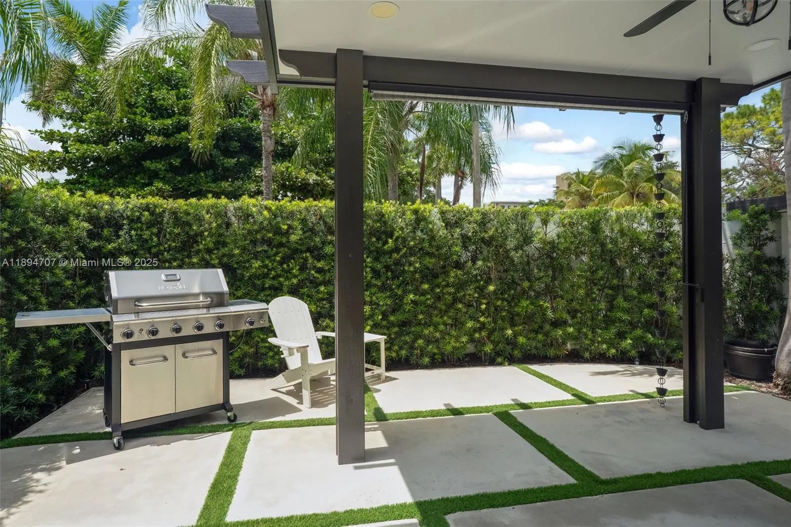 2484 SW 25 ST