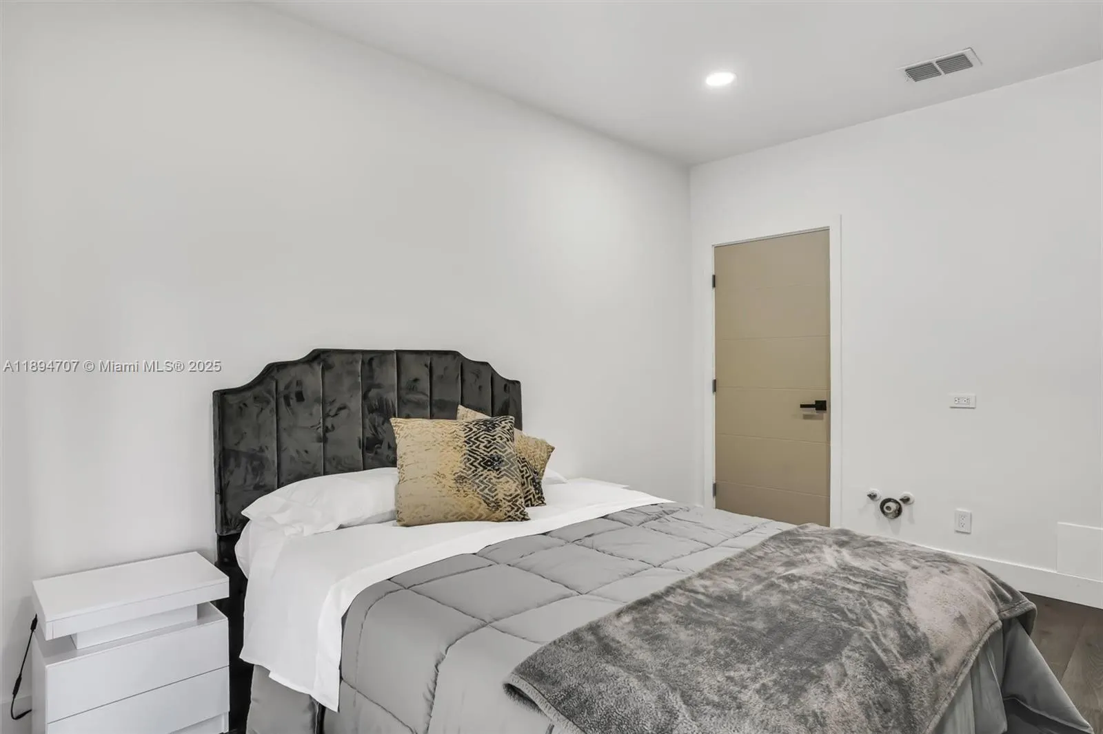 2484 SW 25 ST