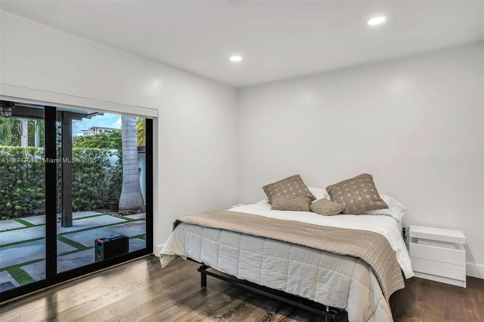 2484 SW 25 ST
