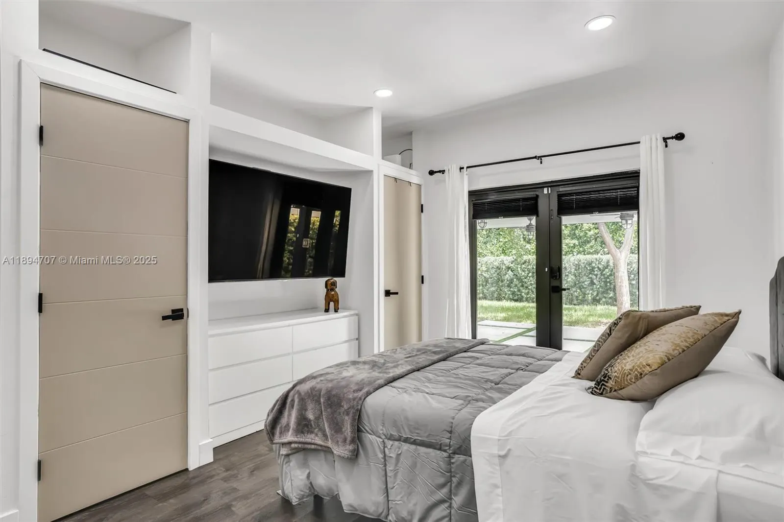 2484 SW 25 ST