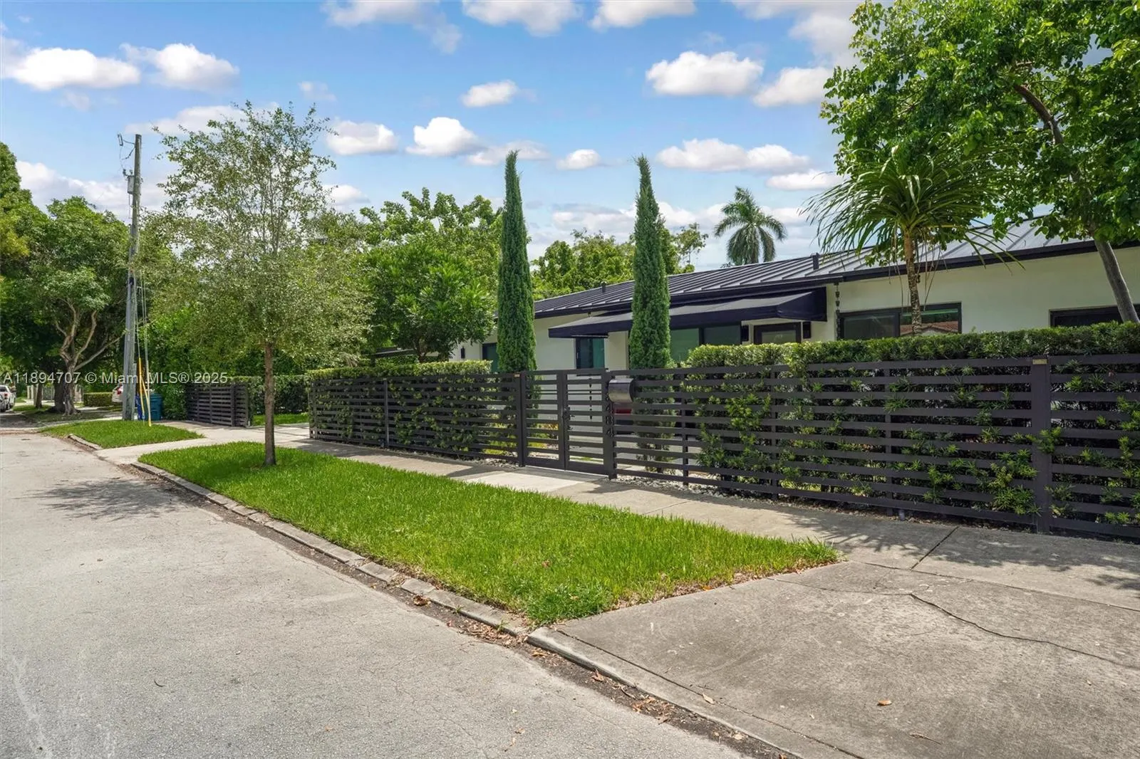 2484 SW 25 ST