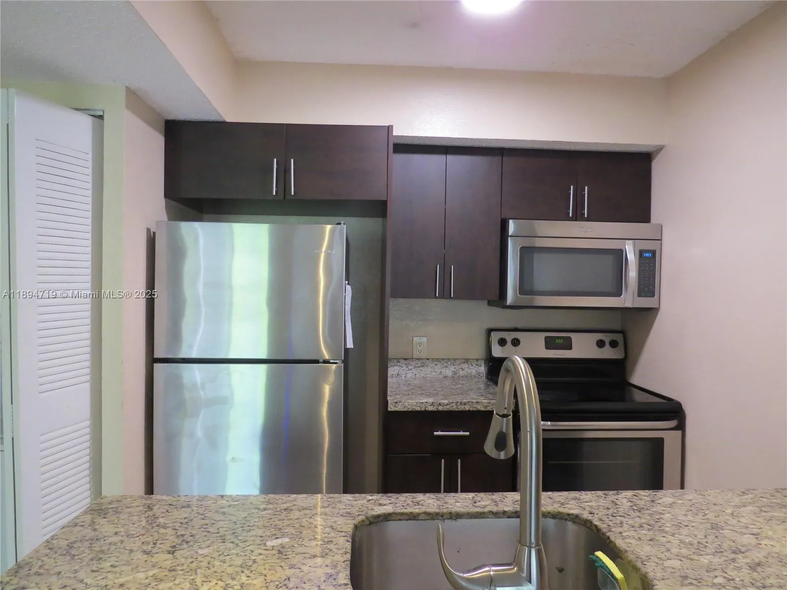 5760 Rock Island Rd, #323