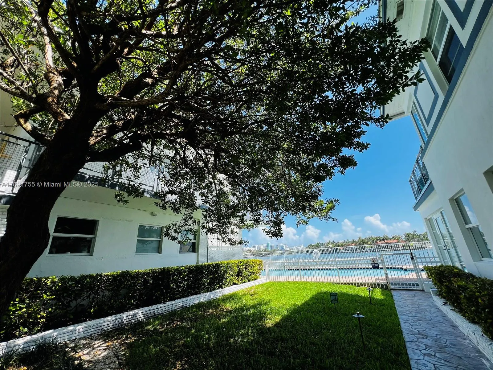 946 Bay Dr, #2