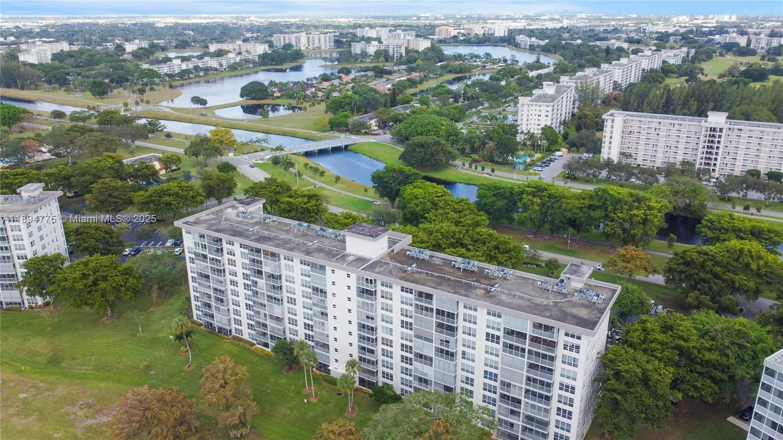 605 Oaks Dr, #305