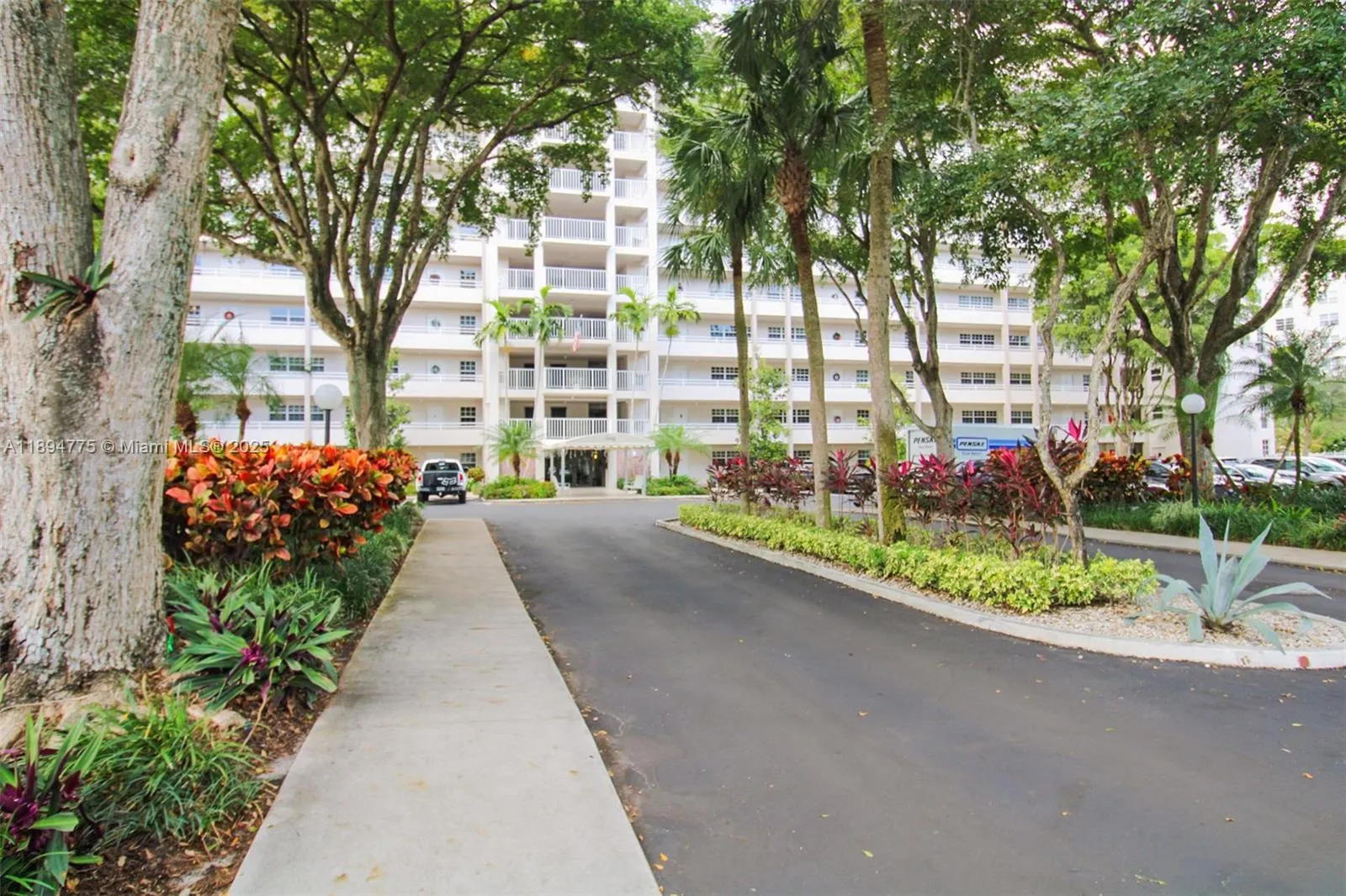 605 Oaks Dr, #305