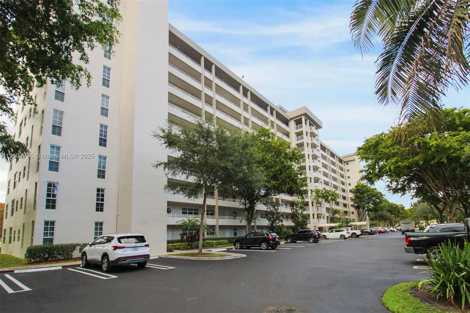 605 Oaks Dr, #305