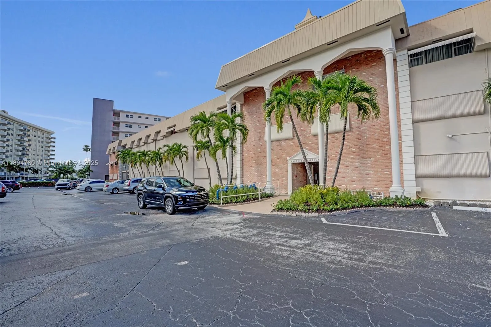 300 Golden Isles Dr, #101