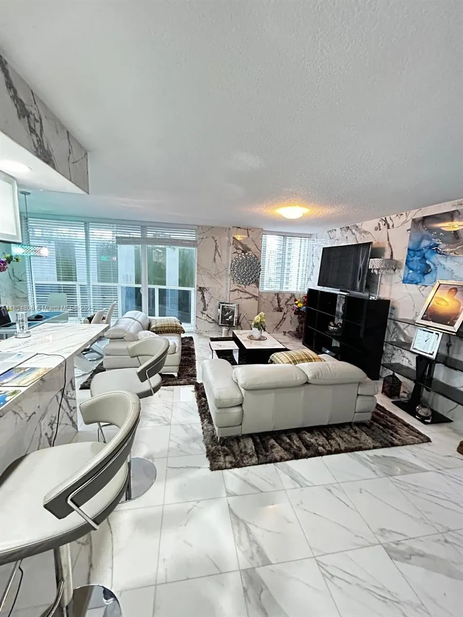 601 NE 23rd St, #903