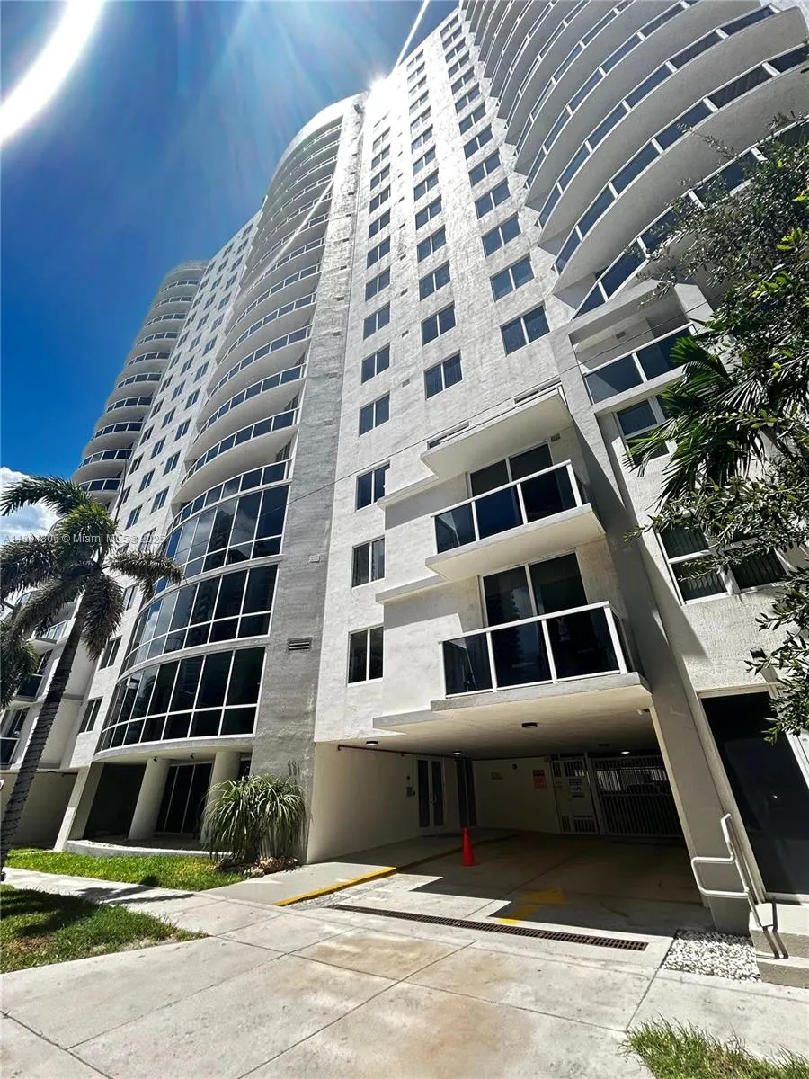 601 NE 23rd St, #903