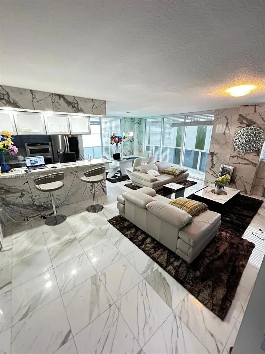 601 NE 23rd St, #903