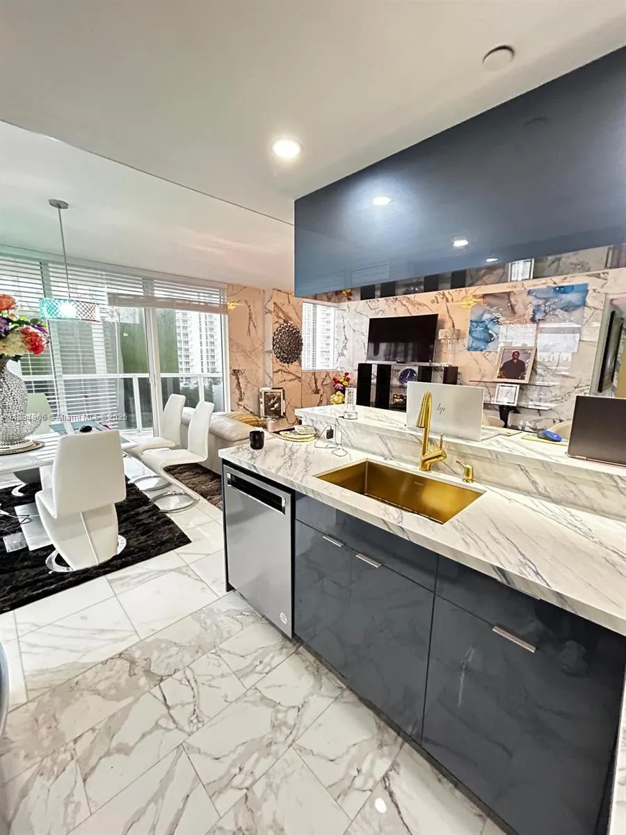 601 NE 23rd St, #903