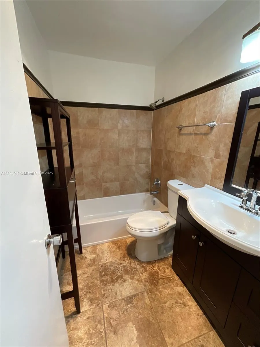 419 Golden Isles Dr, #106