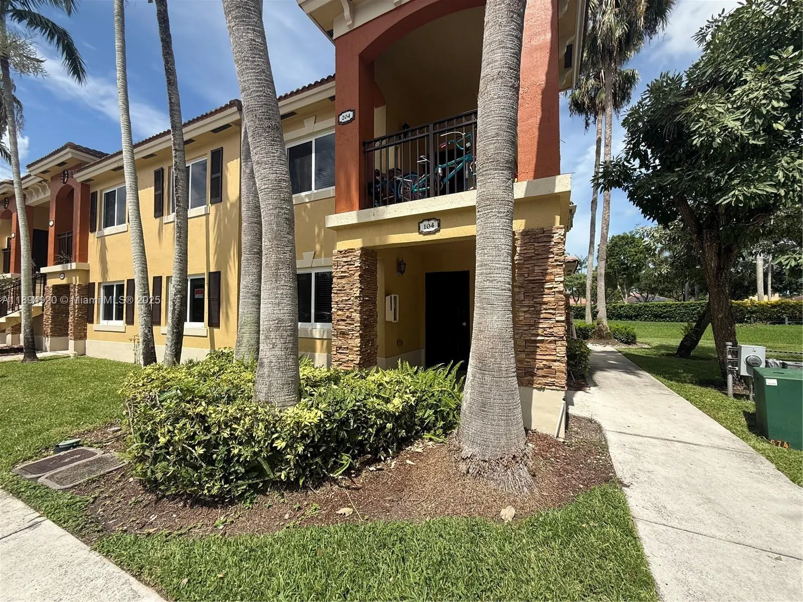 3395 NE 10th St, #101