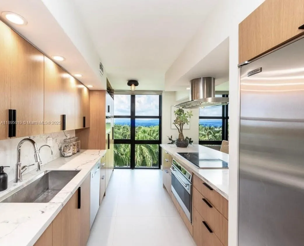 1121 Crandon Blvd, #D402
