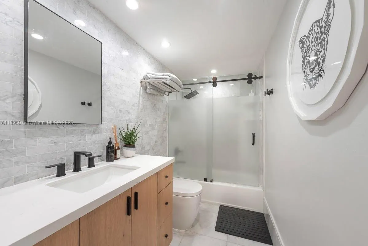 1121 Crandon Blvd, #D402