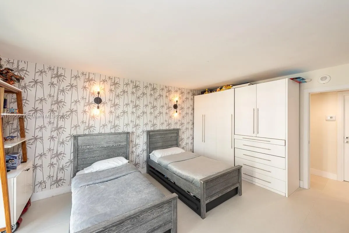 1121 Crandon Blvd, #D402