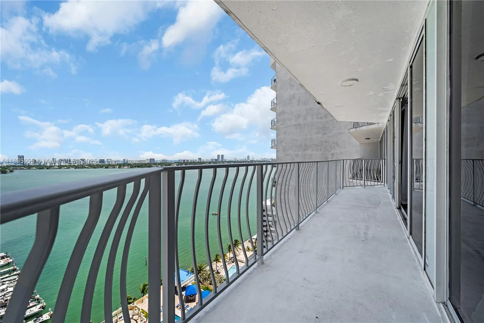 7601 E Treasure Dr, #819