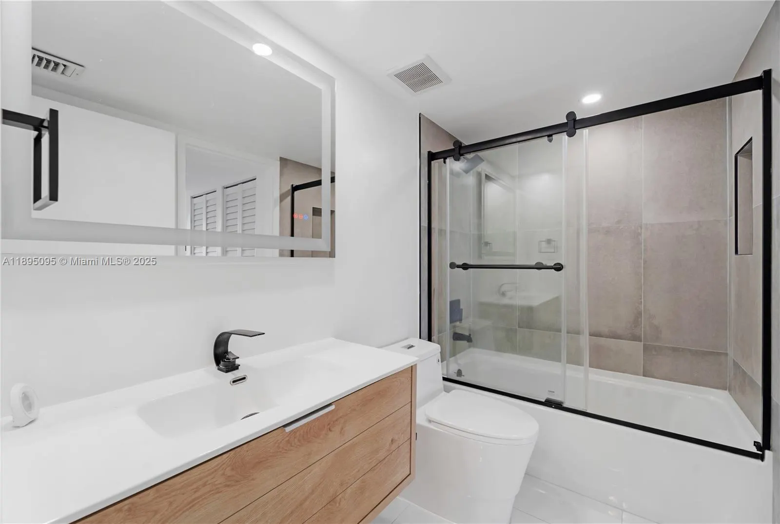7601 E Treasure Dr, #819