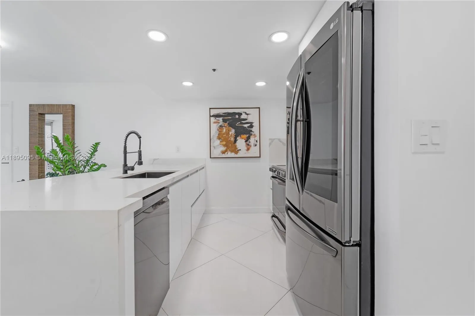 7601 E Treasure Dr, #819