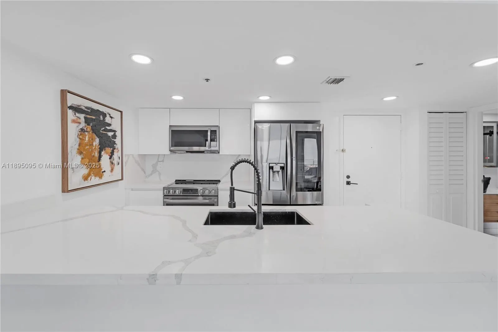 7601 E Treasure Dr, #819