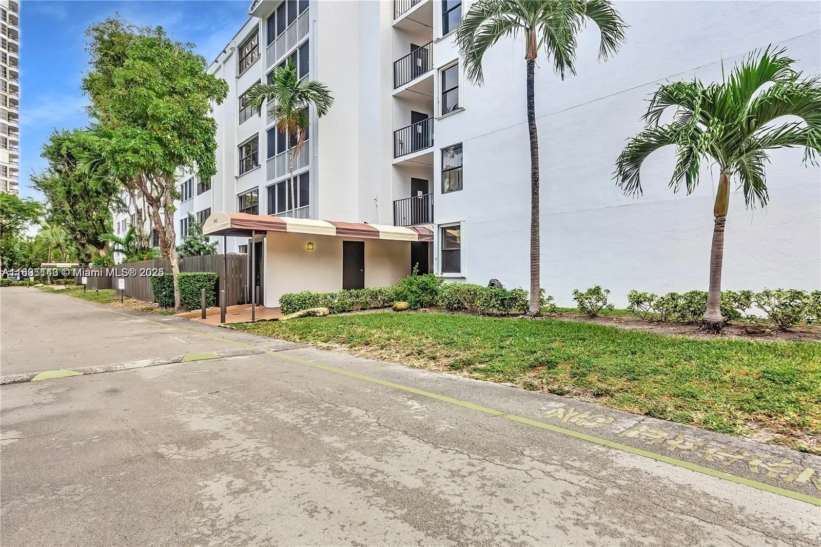3440 NE 192nd St, #2J-A