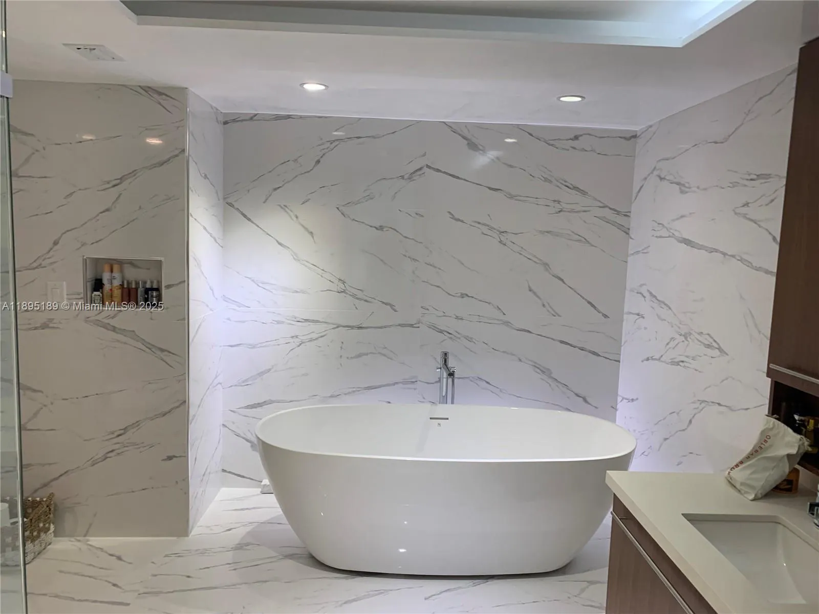 9401 Collins Ave, #305