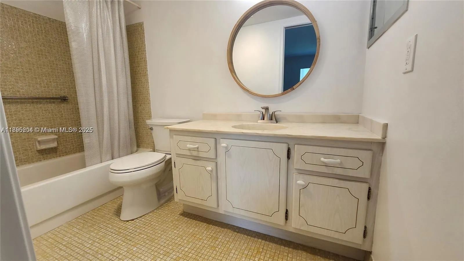 4065 N Lyndhurst N, #4065