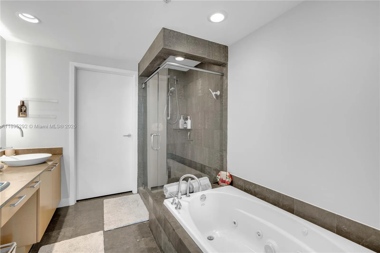 3801 Collins Ave, #704