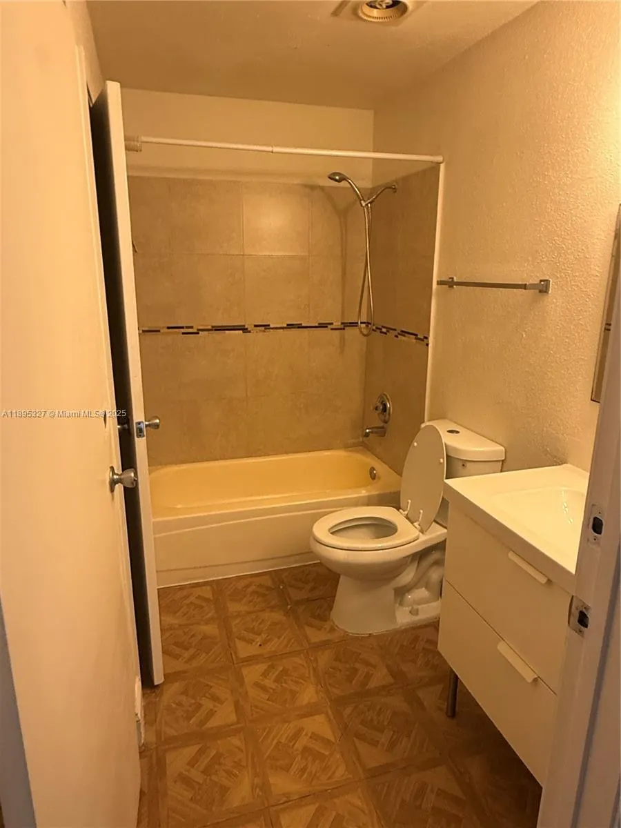 833 Riverside Dr, #834