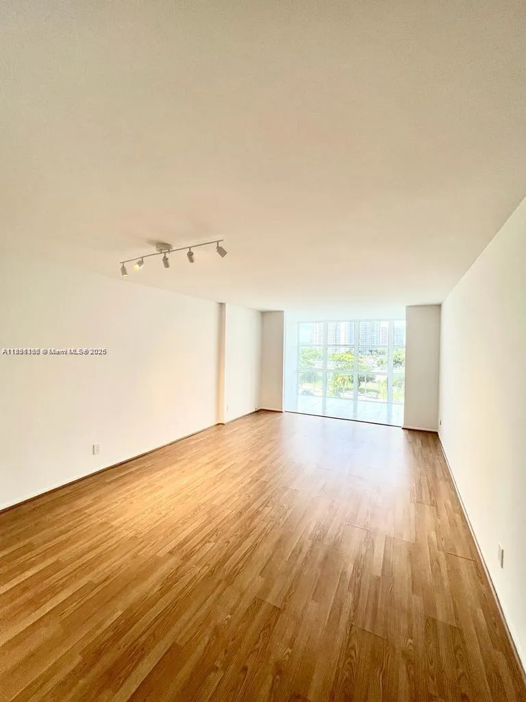 800 Parkview Dr, #605