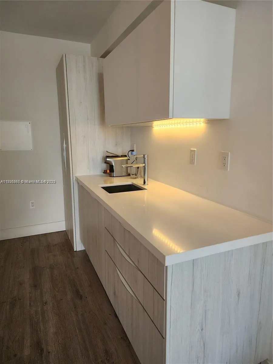 6080 Collins Ave, #304