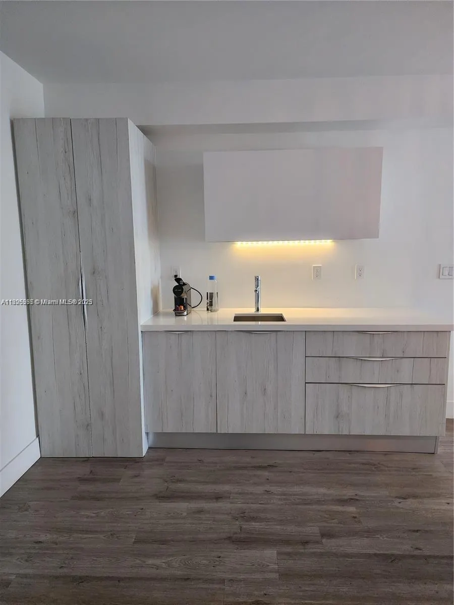 6080 Collins Ave, #304