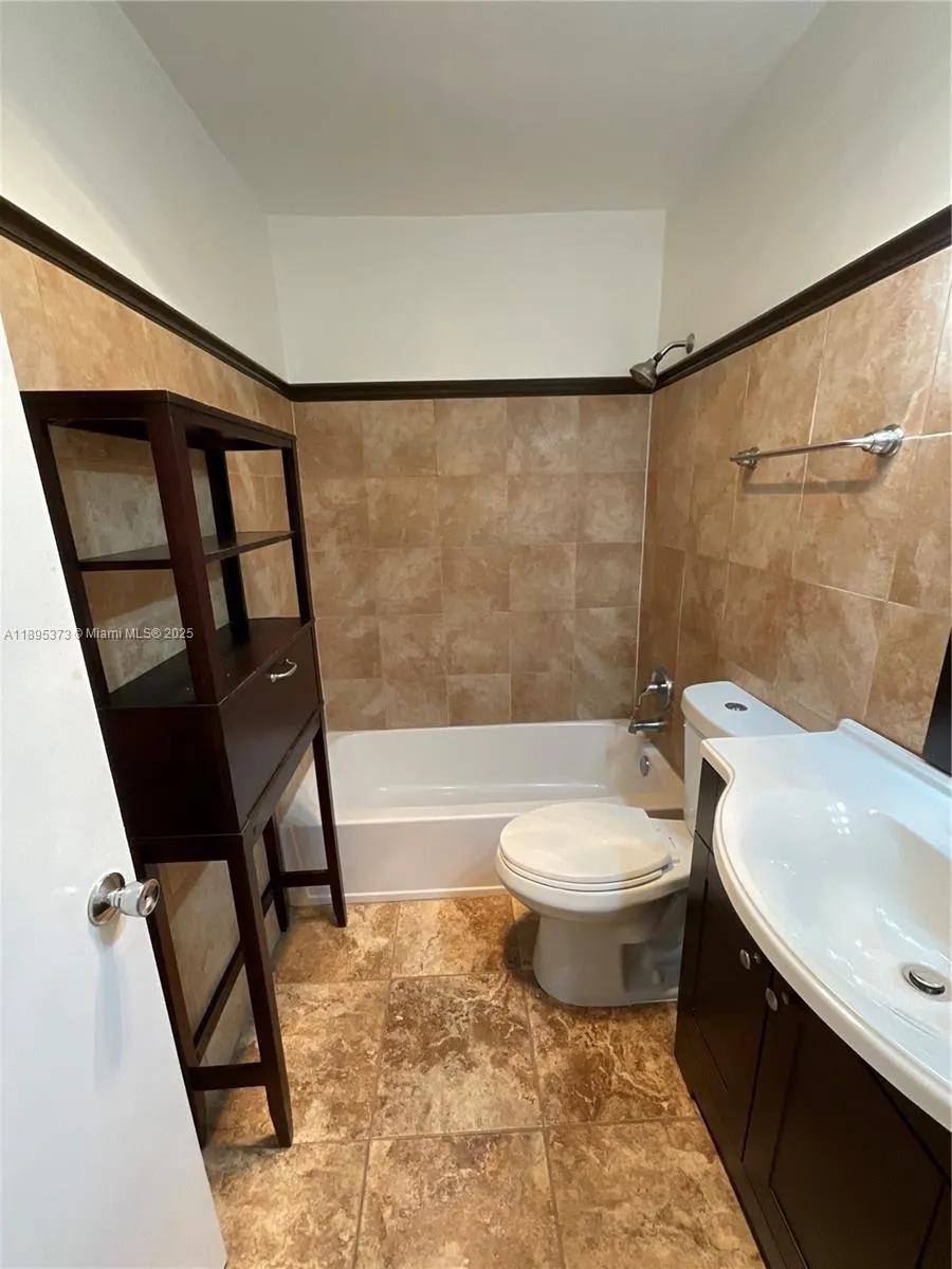 419 Golden Isles Dr, #106